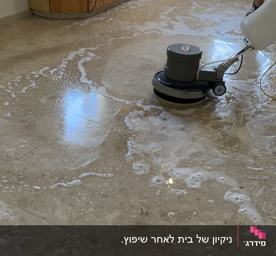 מכונת ניקוי על רצפה רטובה עם סבון במטבח